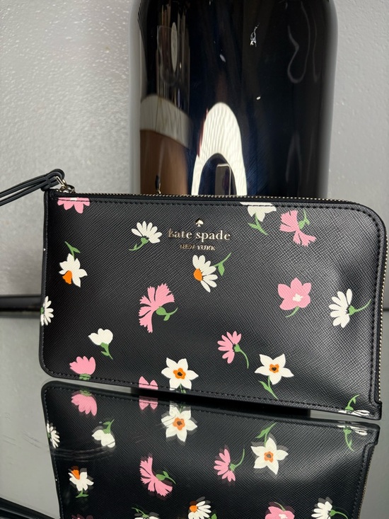 kate spade Handbags - BNWT Kate Spade Wristlet